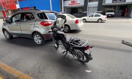 Motociclista es arrollado por una camioneta en Saltillo