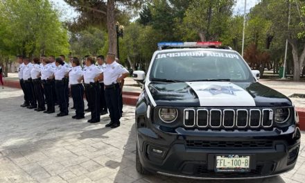 Para reforzar la seguridad en Arteaga, entrega alcalde dos patrullas a Dirección de la Policía Municipal