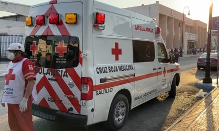 Peatón en estado de ebriedad se atraviesa a vehículo en el centro de Saltillo