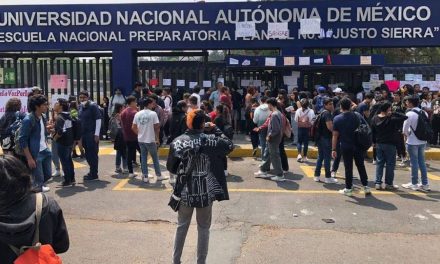 Toman la Prepa 3 de la UNAM por el acoso de 3 maestros a una joven que terminó con su vida