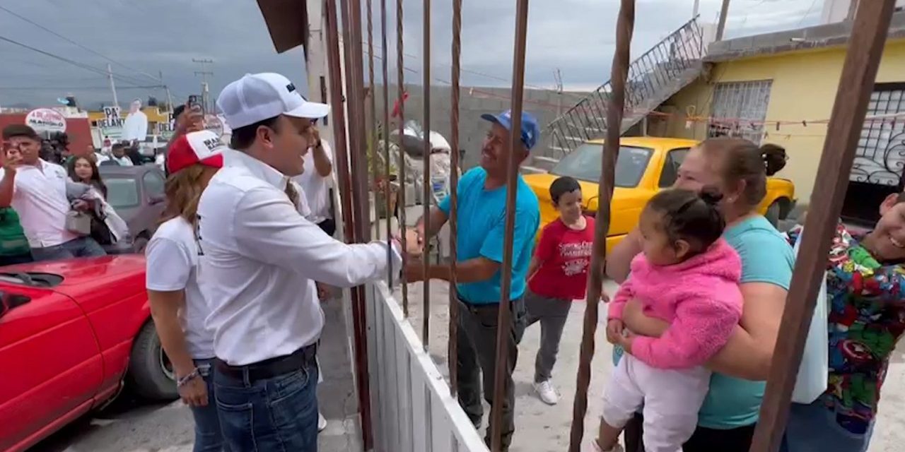 Manolo Jiménez recorre las calles de colonias de Saltillo