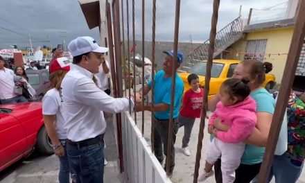 Manolo Jiménez recorre las calles de colonias de Saltillo