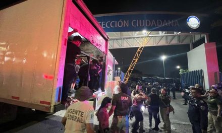 Rescatan a 174 migrantes que estaban en una caja de un tráiler en Chiapas