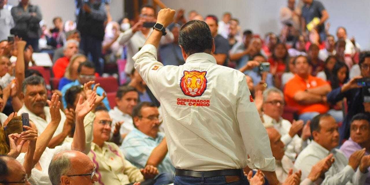 Mejía se compromete a mejorar condiciones laborales de maestros