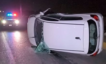 Saltillo: Ebrio perdió el control al tomar una curva y termina volcado