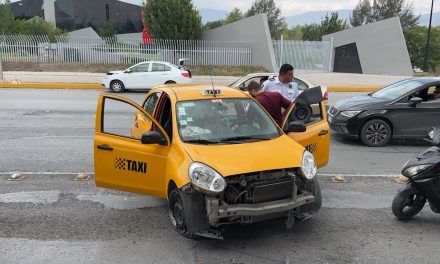 Taxista termina en ambulancia luego de accidente al norte de Saltillo