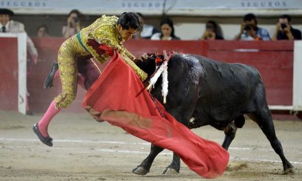 Video: Joselito Adame y el ‘Cejas’ Macías graves al ser embestidos por toros en la Feria de San Marcos