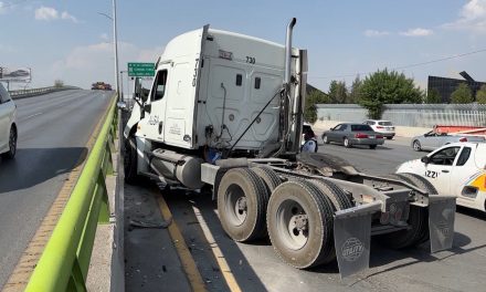 Tractocamión choca contra puente vehicular al norte de Saltillo