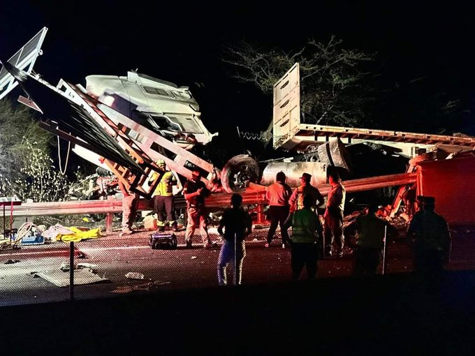Reportan 9 muertos tras choque de trailer y camioneta en la Autopista del Sol en Guerrero