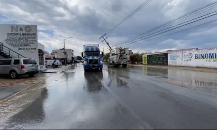 Saltillo: Tráiler derriba poste y deja sin luz a colonia Virreyes
