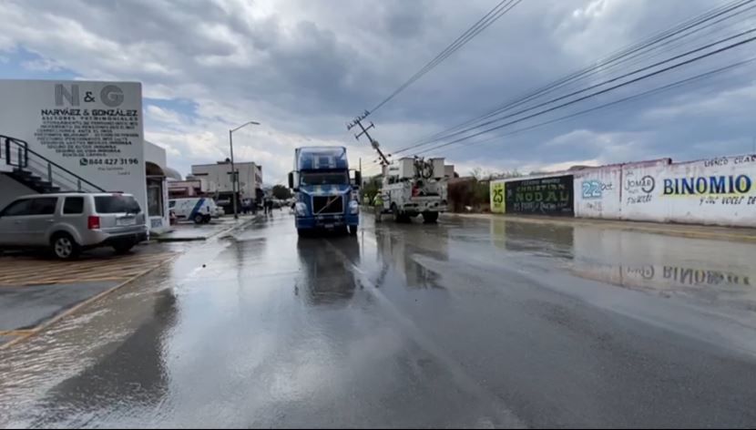 Saltillo: Tráiler derriba poste y deja sin luz a colonia Virreyes