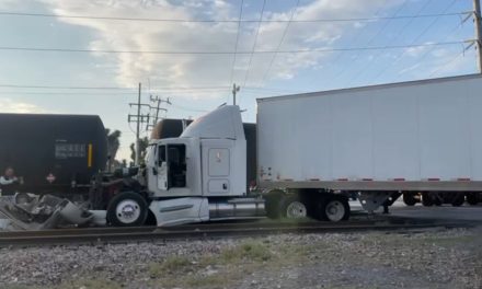 Transporte de carga se lo lleva el tren en Ramos Arizpe