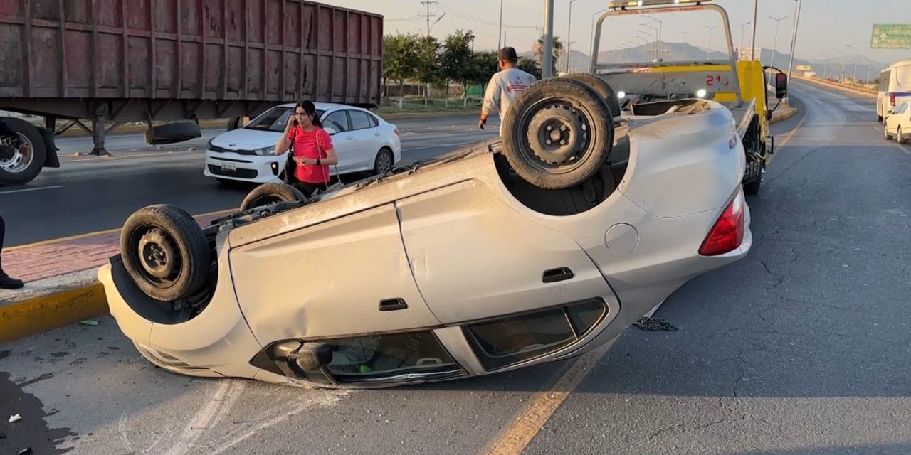 Mujer vuelca aparatosamente en Ramos Arizpe