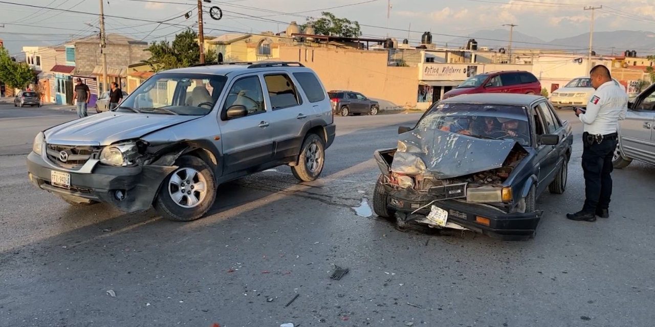 Se vuela semáforo y provoca accidente en Saltillo