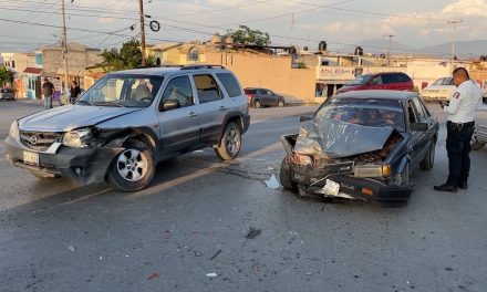Se vuela semáforo y provoca accidente en Saltillo