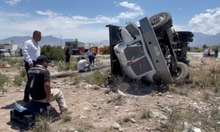 Saltillo: Se queda sin frenos y prefiere volcarse en un predio que chocar a otros