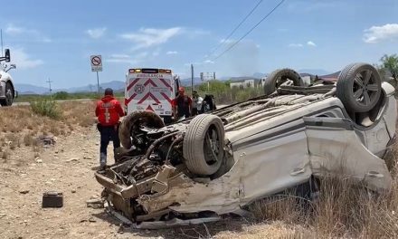 Maestras jubiladas vuelcan su vehículo en la carretera a Monclova