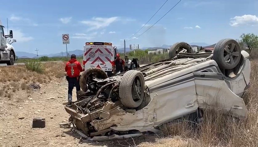 Maestras jubiladas vuelcan su vehículo en la carretera a Monclova