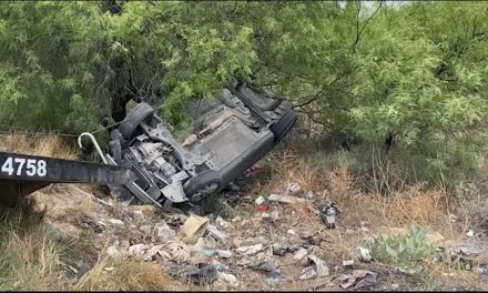 Saltillo: Vuelca en la calzada Antonio Narro; dos menores resultan lesionadas