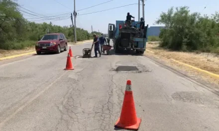 Cuadrillas de bacheo siguen laborando en las calles en Sabinas