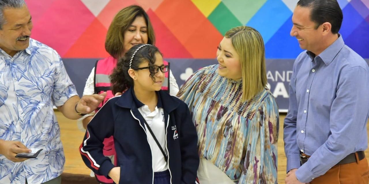 Entregan lentes a estudiantes de Acuña