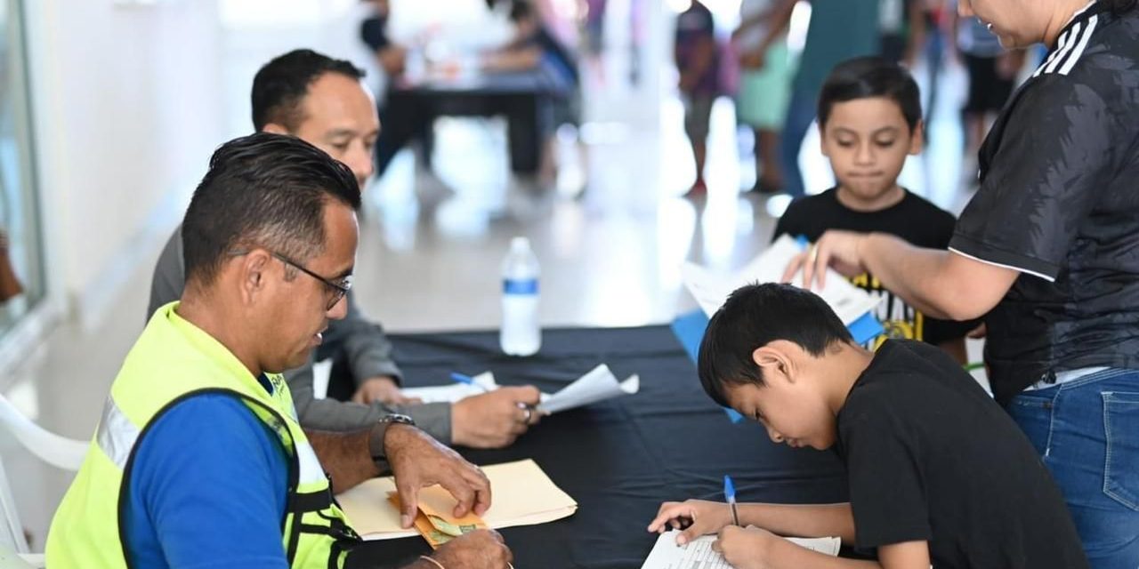 Entregan becas a estudiantes de Acuña