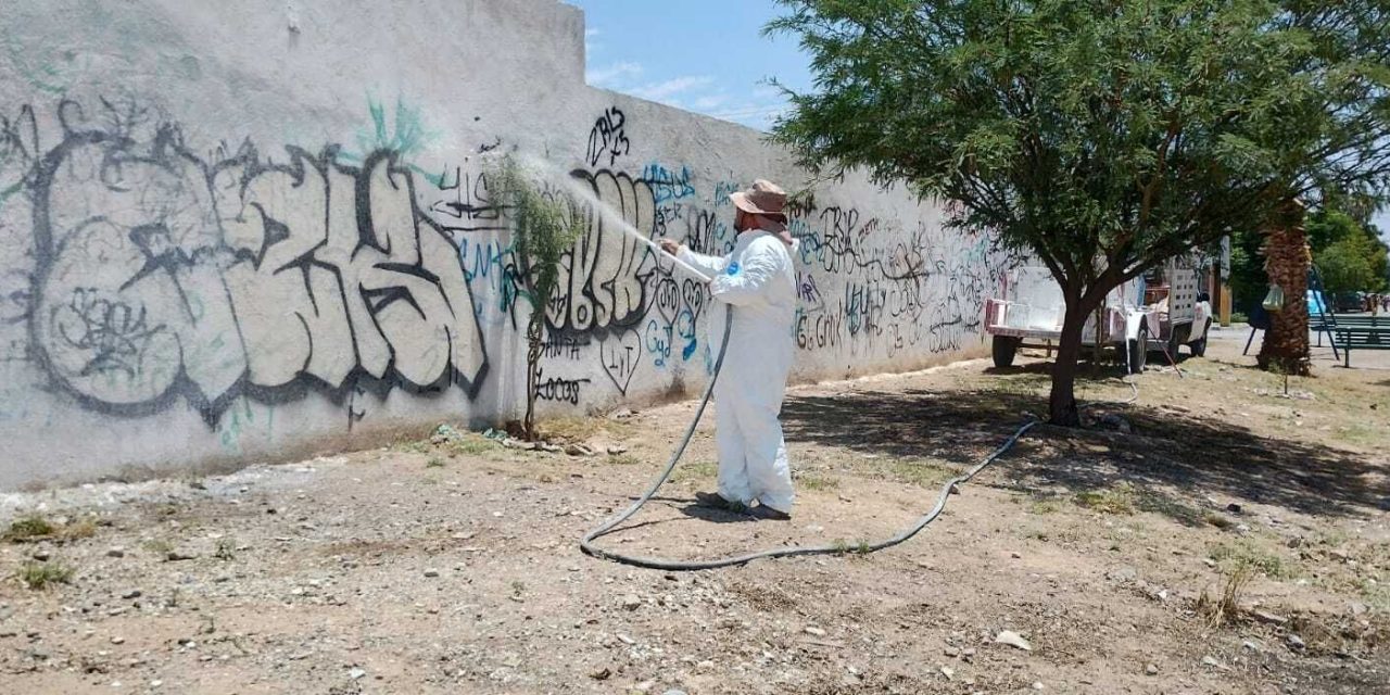 Borran grafiti en calles de Torreón