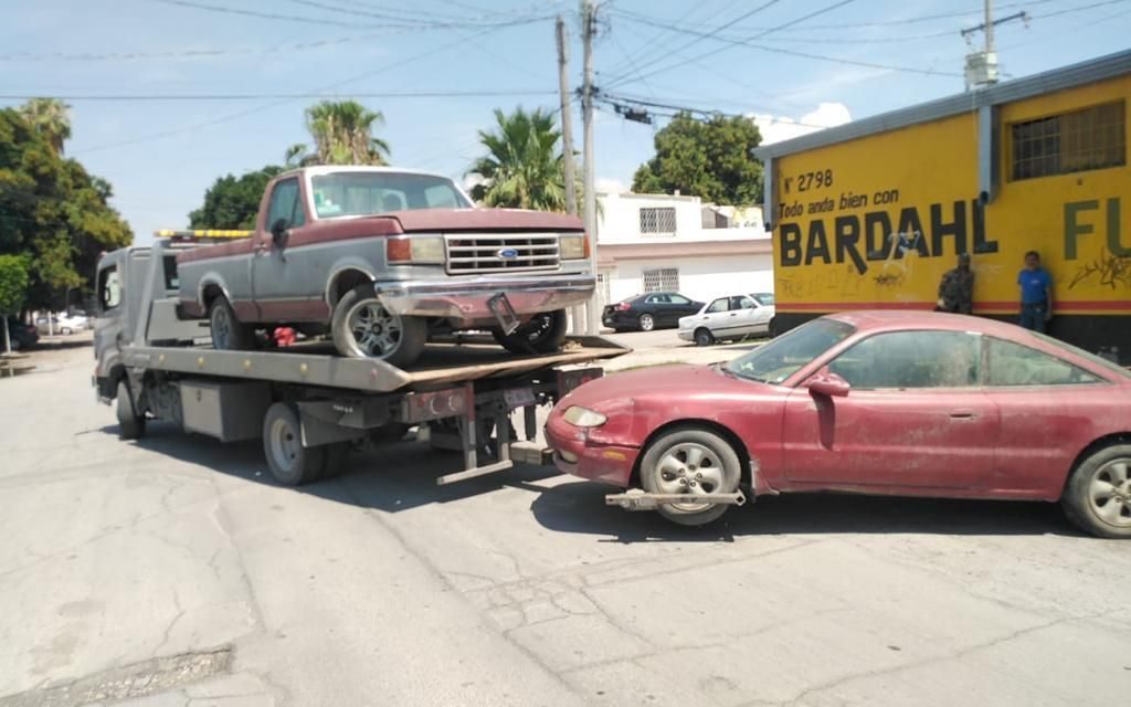 Retiran autos chatarra en calles de Torreón