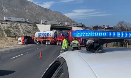 Vuelca y causa caos en la Saltillo-Monterrey