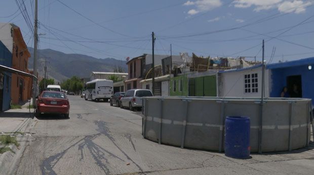Saltillo: vecina instala alberca para mitigar las altas temperaturas