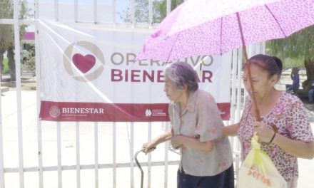 Adultos mayores soportan altas temperaturas en Saltillo