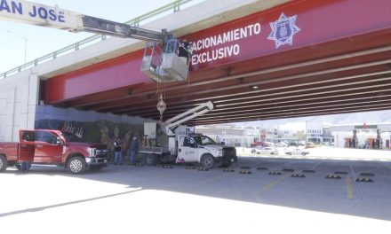 Aprovechan espacios bajo el puente de Pérez Treviño para ser estacionamiento