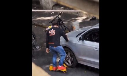 Video: Hombre arranca ‘araña’ que le pusieron policías en Guadalajara