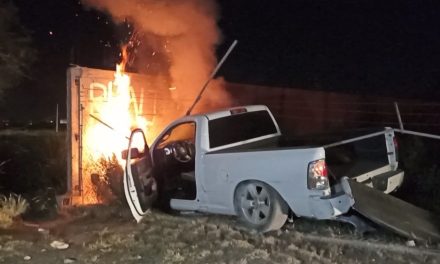 Arde su camioneta tras fuerte choque al norte de Saltillo