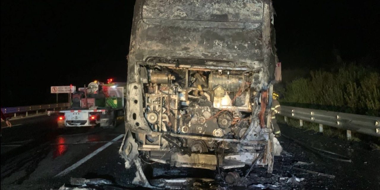 Arde autobús de pasajeros en la carretera 57