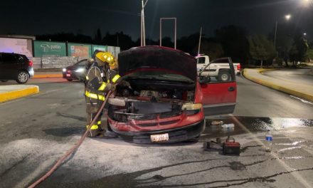 Arde camioneta por un corto circuito en Saltillo