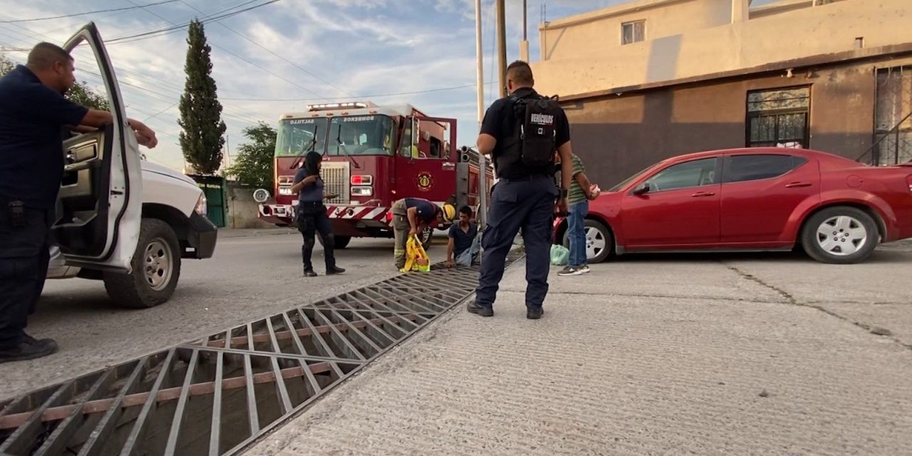 Hombre queda atrapado en alcantarilla de Saltillo