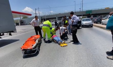 Auto de lujo atropella a una mujer en V Carranza al cruzarse sin precaución