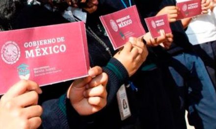 Anuncia AMLO ampliación de becas estudiantiles para 2024
