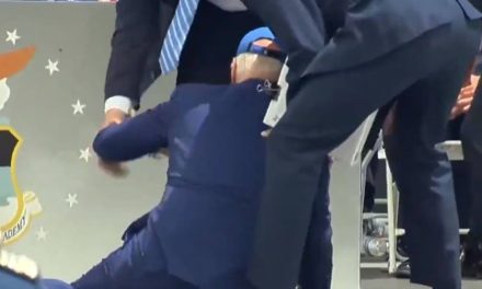 Video: Así fue la caída de Joe Biden en una ceremonia de graduación de la Fuerza Aérea