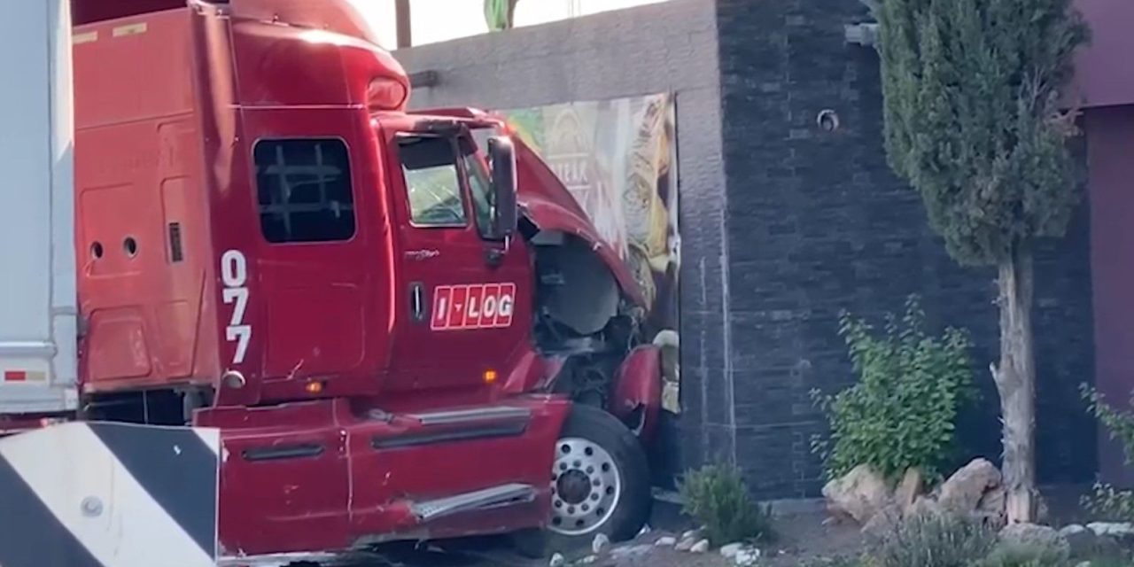Camión termina impactando un restaurante al norte de Saltillo