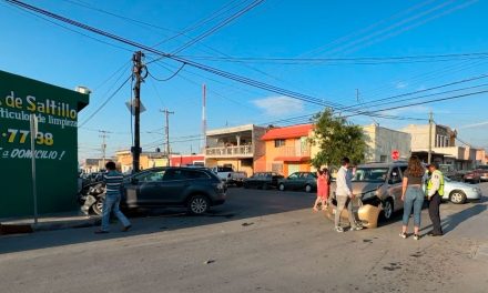 Saltillo: Dos camioneta resultan con destrozos tras choque