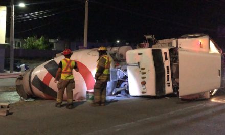 Revolvedora de cemento terminó volcada por una falla mecánica en Saltillo