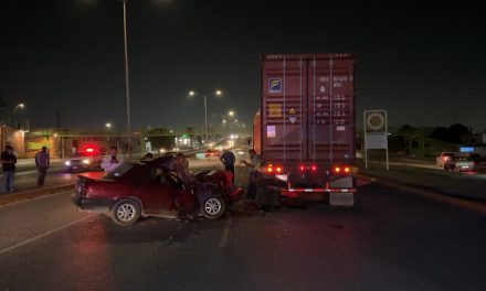 Mujer choca a toda velocidad contra trailer detenido en Saltillo