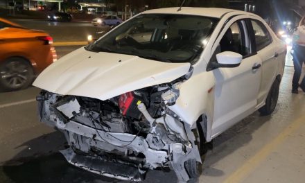 Chocan y abandona su vehículo en Saltillo