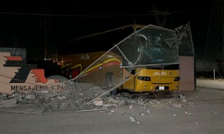 Saltillo: autobús derriba barda tras avanzar sin chofer