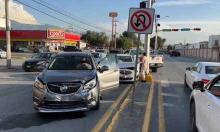Ignora señal de tránsito y provoca choque al norte de Saltillo