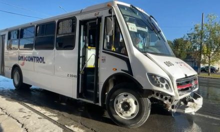 Chocan transportes de personal y provocan accidente en Saltillo