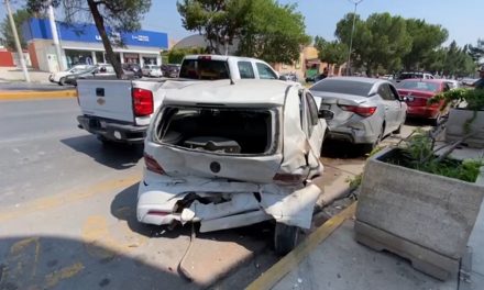 Ignora luz roja y provoca un fuerte accidente en pleno V. Carranza