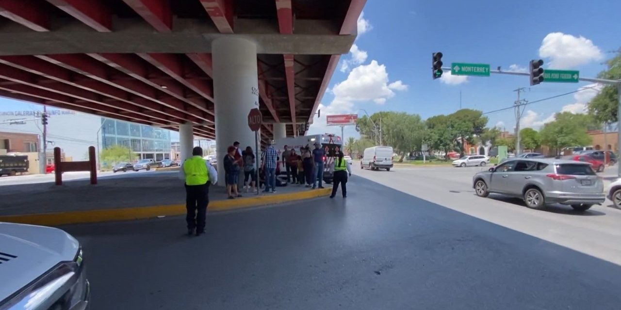 Joven de secundaria termina con lesiones  al cruzar sin precaución en Saltillo
